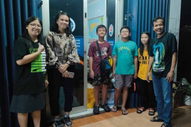 Warta Lingkungan St. Barnabas dan St. Andreas Rasul - Karya Kasih Anak dengan Buku