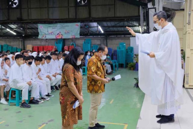 Penerimaan Sakramen Inisiasi Penuh Calon Baptis Angkatan 2022-2023