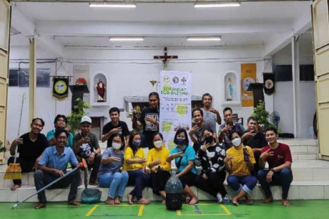 Semangat Laudato Si - Eco-Enzyme untuk Membersihkan Area Gereja