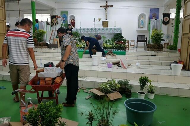 Berlomba Menghias Altar di Paroki Cikarang