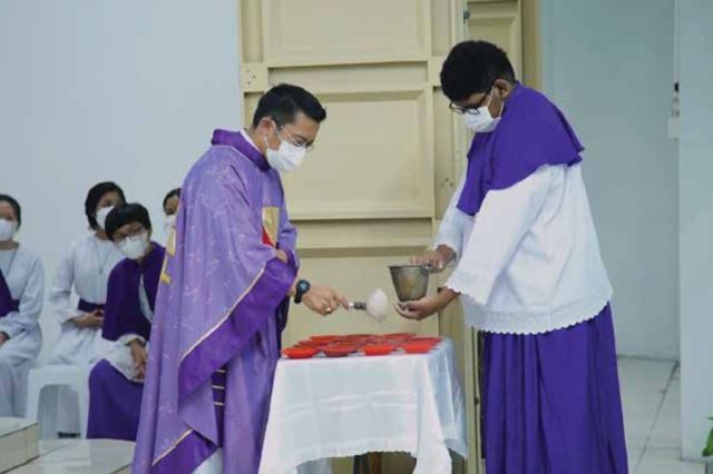 Rabu Abu - Tetap Khidmat dalam Guyuran Hujan