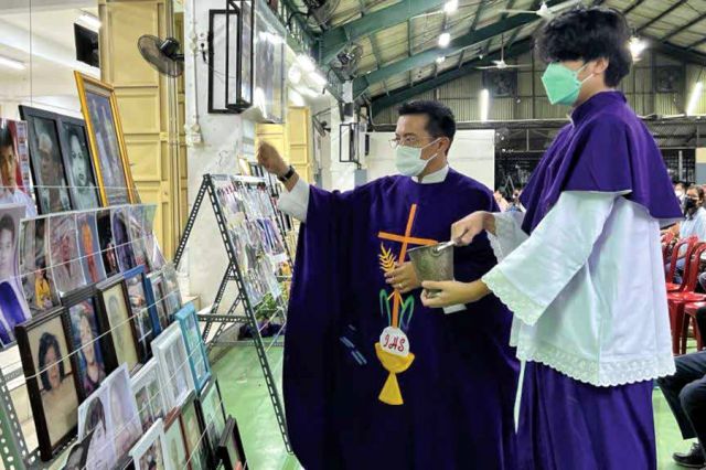 Misa Peringatan Arwah Semua Orang Beriman Tahun 2022 di Paroki Cikarang Gereja Ibu Teresa