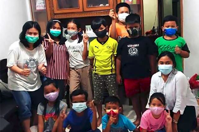 Berbagi dengan Kesederhanaan Bersama Teman-teman yang Berbeda